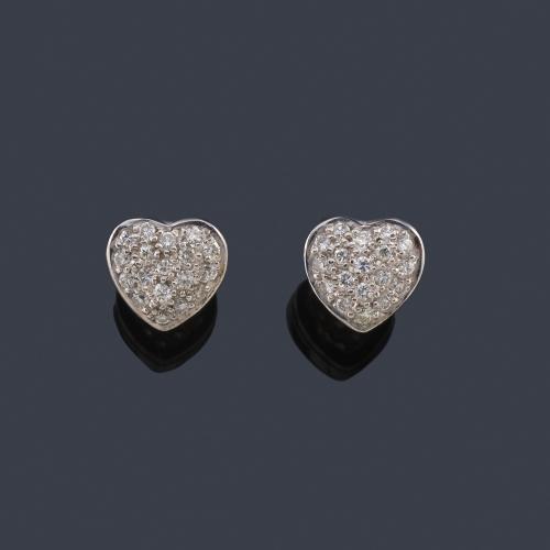  Pendientes cortos con diseño en forma de corazón con pavé de brillantes, en montura de oro blanco de 18K.