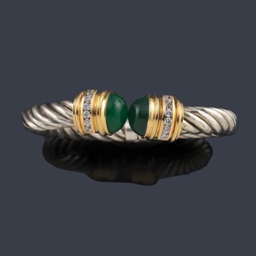  DAVID YURMAN
Pulsera con diseño entorchado con remate de dos crisoprasas en cabujón con banda de brillantes, en montura de plata y oro amarillo de 18K.