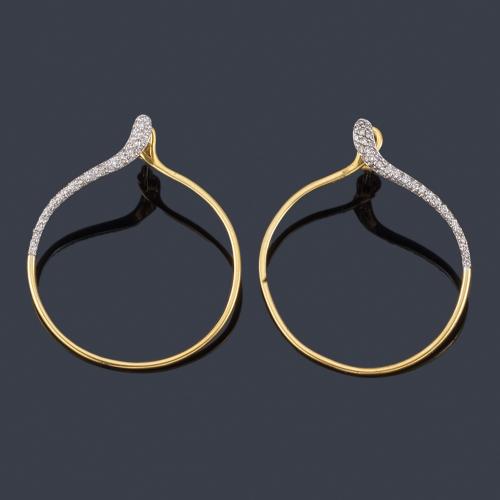  Pendientes con diseño de aro con parte de brillantes en montura de oro blanco y amarillo de 18K.