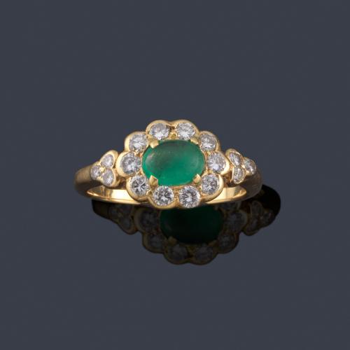 Lote 2433
Anillo con esmeralda central talla cabujón con orla de brillantes en montura de oro amarillo de 18K.