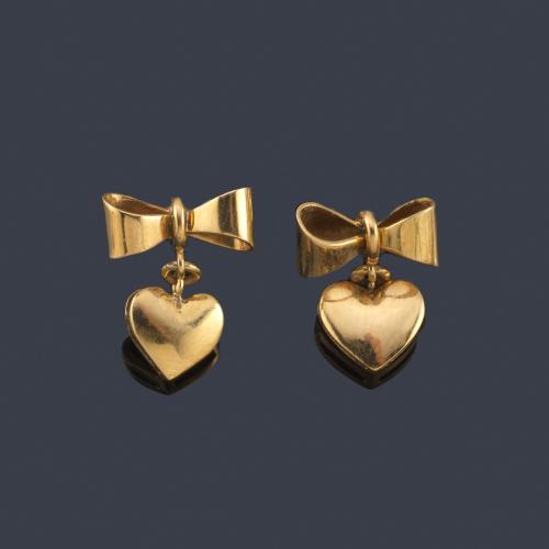  Pendientes cortos en oro amarillo de 18K con diseño de lazo y remate de corazón.