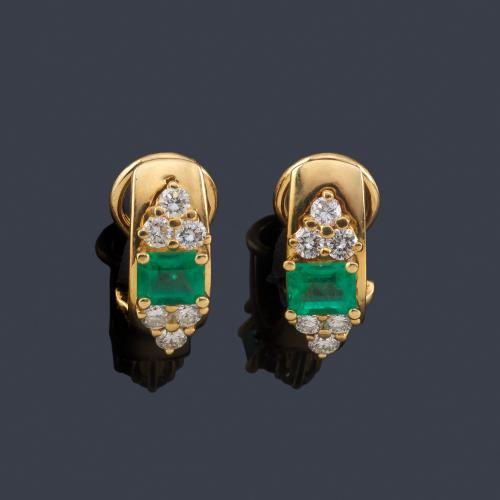  Pendientes tipo criolla con pareja de esmeraldas y brillantes de aprox. 0,72 ct en total.