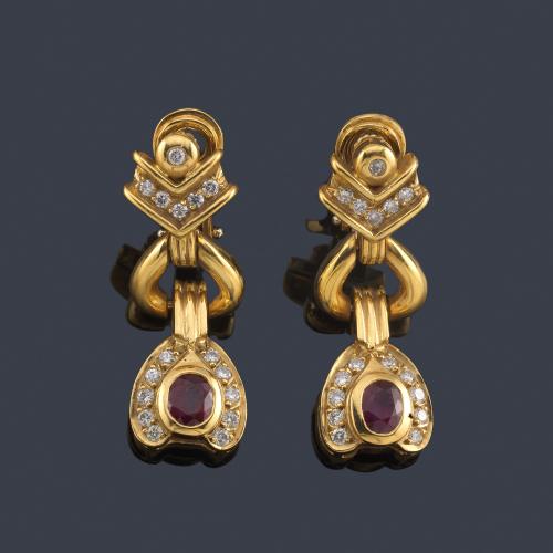 Lote 2439
Pendientes largos con pareja de rubíes talla oval con dos bandas de brillantes en ambos lados. 