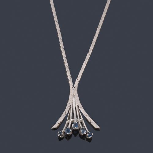  Collar de oro gris mate con zafiros