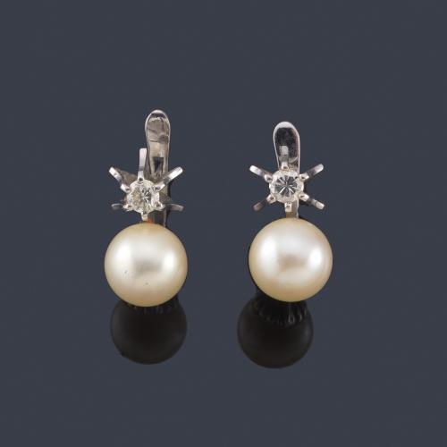 Lote 2442
Pendientes 'tu y yo' con brillantes y perlas de aprox. 9,29 mm y 9,18 mm en montura de oro blanco de 18K.