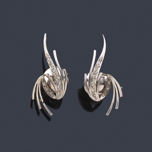  Pendientes cortos en oro blanco de 18K con diseño de cintas "elevadas" con brillantes.