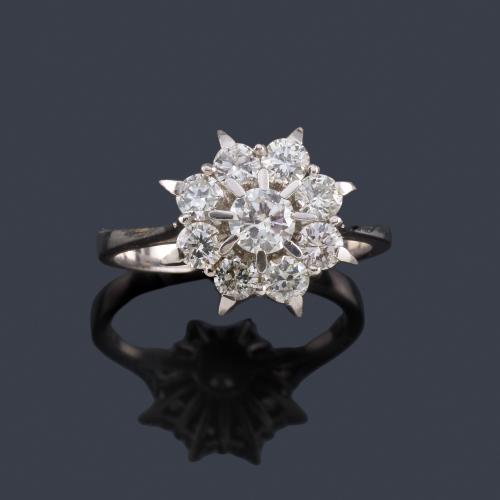  Anillo con motivo de rosetón con brillantes de aprox. 0,55 ct en total.