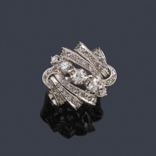  Anillo con banda central de brillantes engastados en garra con bandas de diamanets talla rosa en ambos lados. Años '50.