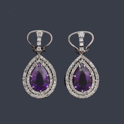  Pendientes largos con pareja de amatistas talla perilla de aprox. 13,60 ct en total con doble orla de diamantes talla sencilla de aprox. 2,16 ct en total.