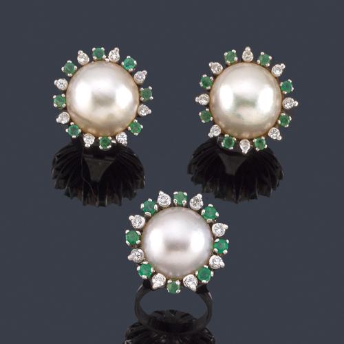  Pendientes y anillo con perlas Mabe con orla de diamantes y esmeraldas, en montura de oro blanco de 18K.