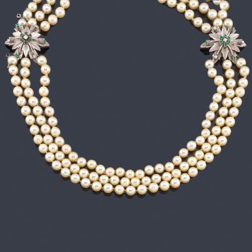  Collar con tres hilos de perlas con dos broches con diseño vegetal en oro blanco de 18K, brillantes y esmerladas.