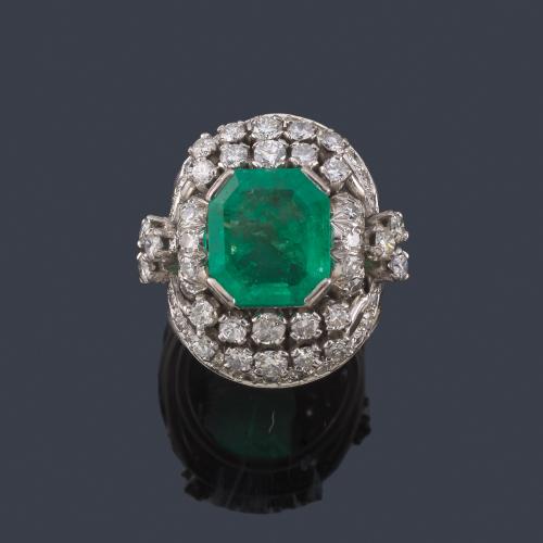  Anillo con esmeralda central de aprox. 6,51 ct con diamantes talla brillante y 8/8 de aprox. 3,32 ct en total.
