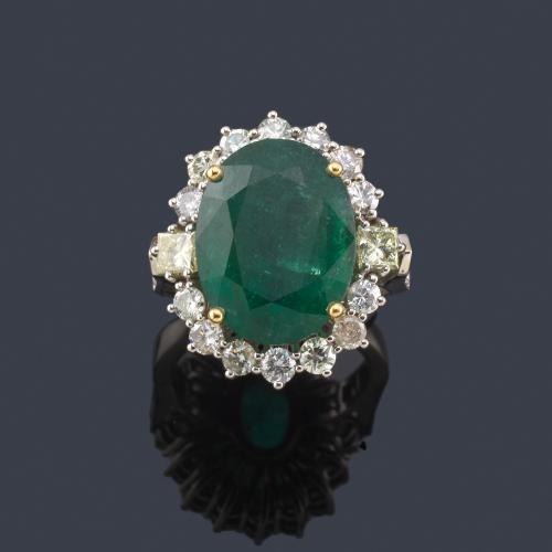  J. YANES
Anillo con esmeralda talla oval de aprox. 7,96 ct con orla de brillantes.