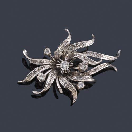  Broche con diseño vegetal enriquecido con diamantes talla brillante y 8/8 de aprox. 2,60 ct en total.