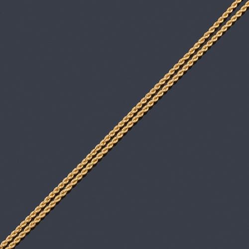  Cadena tipo cordón en oro amarillo de 18K.