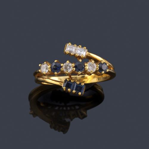  Anillo con zafiros calibrados y diamantes talla brillante y baguette en montura de oro amarillo de 18K.