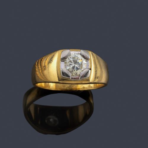  Solitario de caballero con brillante de aprox. 0,86 ct en montura de oro amarillo de 18K.