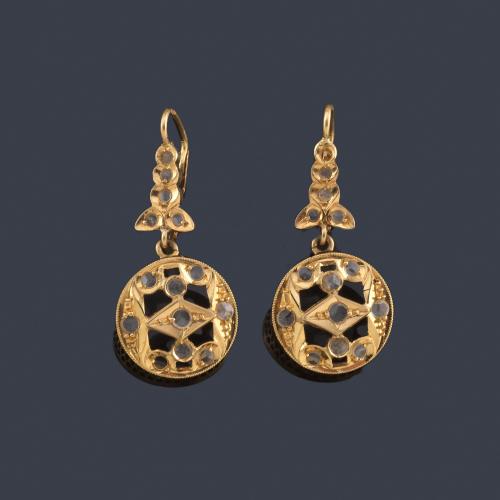 Lote 2470
Pendientes largos populares con diamantes talla rosa en montura calada de oro amarillo de 18K. Años '20.