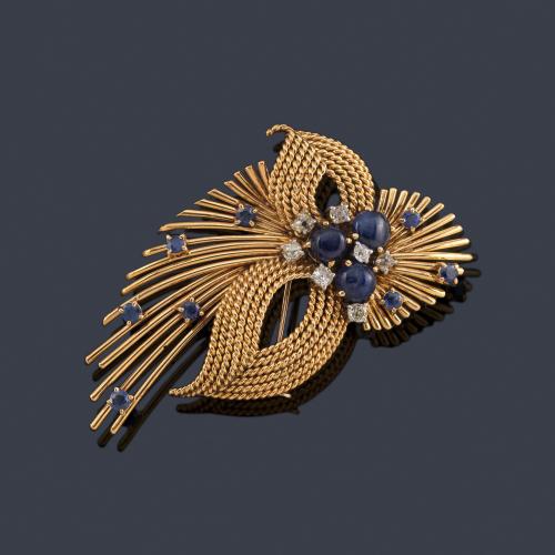  Broche retro con zafiros talla cabujón y diamantes talla antigua en montura de oro amarillo de 18K. Años '70.