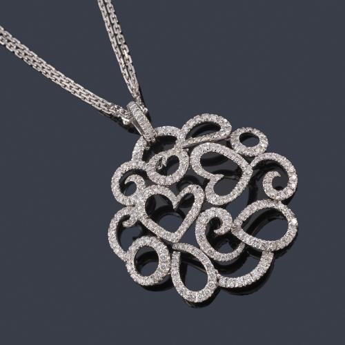  Collar con motivo central calado con diseño de corazones y roleos con brillantes.