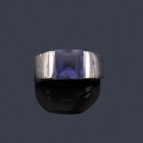  Anillo con amatista pulida en montura de oro blanco de 18K.