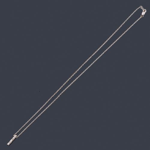  Colgante tubular con diamantes realizado en oro blanco de 18K y cadena.