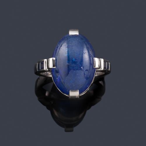  Anillo con tanzanita en cabujón de aprox. 13,63 ct con zafiros calibrados en montura de oro blanco de 18K.