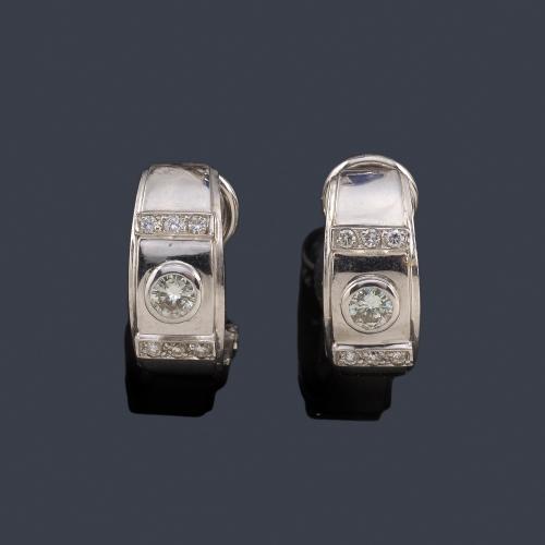  Pendientes tipo criollas con brillantes en montura de oro blanco de 18K.