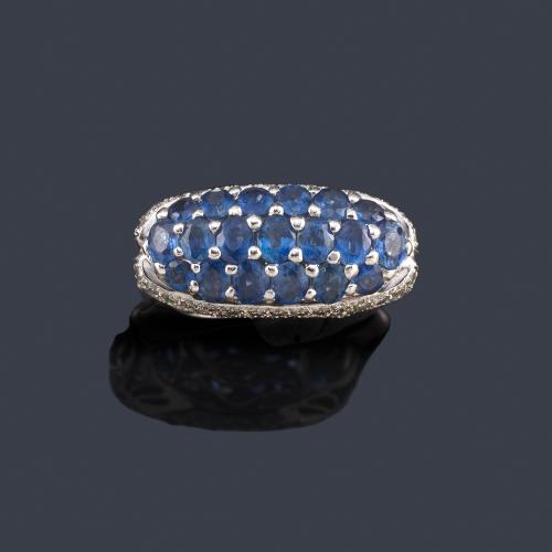  Anillo con pavé de zafiros de aprox. 3,27 ct en montura de oro blanco de 18K enriquecida con brillantes de aprox. 0,75 ct en total.
