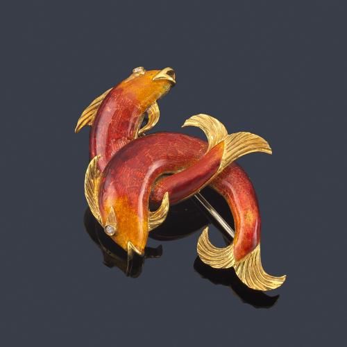  Broche con dos carpas entrelazadas en esmalte guilloché policromado, realizado en montura de oro amarillo de 18K.
