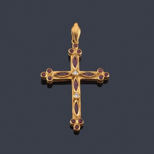  Cruz con rubíes talla marquís y redonda, con brillantes en montura de oro amarillo de 18K.