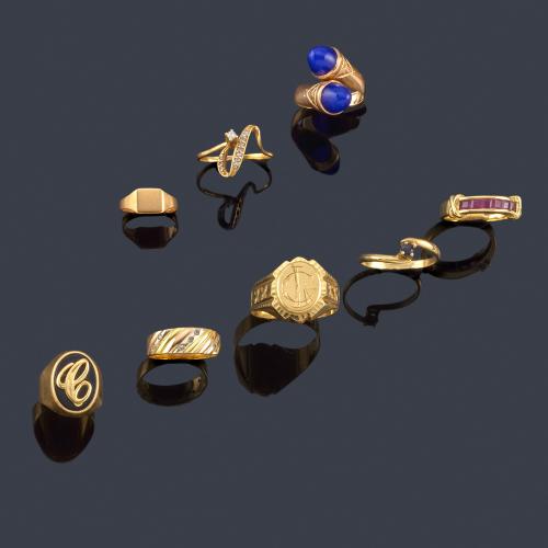  Lote con ocho anillos de oro amarillo de 18K.