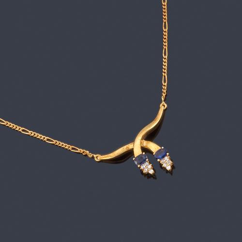  Collar con remate con dos zafiros talla oval y remate de brillantes en montura y cadena de oro amarillo de 18K.