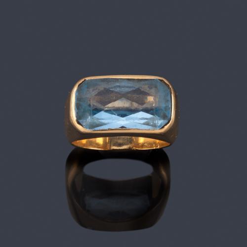  Anillo con espinela azul sintética facetada sobre montura de oro amarillo de 18K.