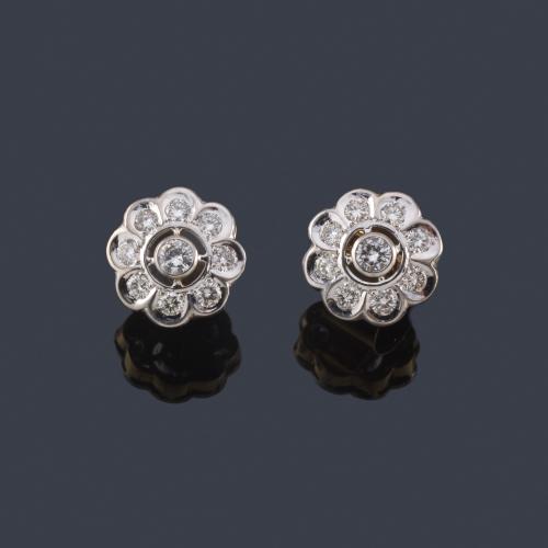  Pendientes cortos con diseño de rosetón con brillantes de aprox. 1,70 ct en total en montura de oro amarillo de 18K y vista en platino.
