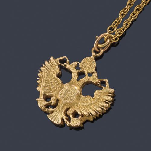  Colgante con motivo de águila bicéfala cincelada en oro amarillo de 18K con cadena de oro amarillo.