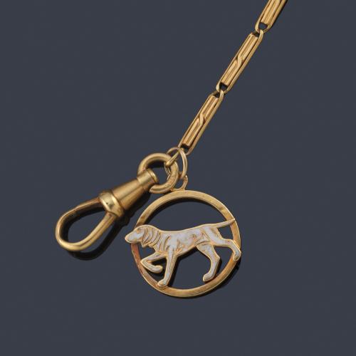  Cadena leontina con eslabones labrados y remate con motivo de perro con esmalte, en oro amarillo de 18K.