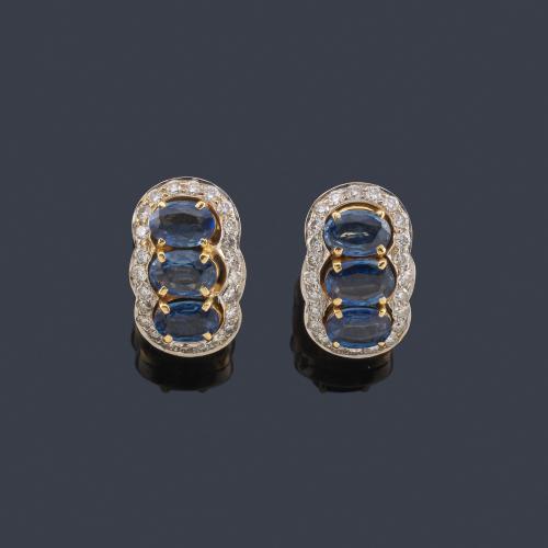  Pendientes cortos con zafiros talla oval de aprox. 2,40 ct en total con orla de brillantes de aprox. 0,45 ct en total.