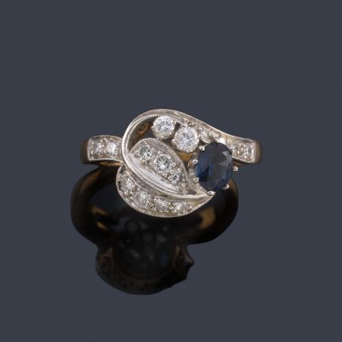  Anillo con motivo en forma de hoja cuajado de brillantes con un zafiro talla oval.