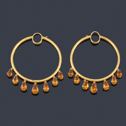  Pendientes con diseño de aro con cuarzos citrino talla perilla colgante, en montura de oro amarillo de 18K con efecto martelé.