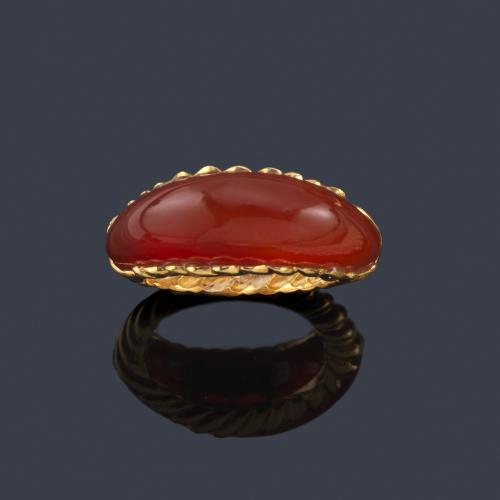  Anillo con pieza de cornalina pulida en montura de oro amarillo gallonado de 18K.