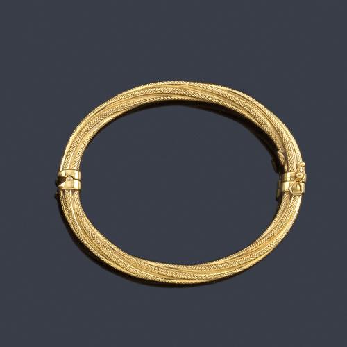  Pulsera rígida con diseño entorchado en oro amarillo de 18K.