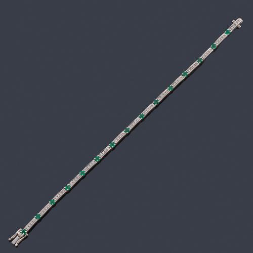  Pulsera articulada con eslabones debrillantes intercalado con esmeralda, en montura de oro blanco de 18K.