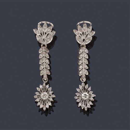  Pendientes largos con diseño vegetal con diamantes talla 8/8 y brillante de aprox. 1,60 ct en total.