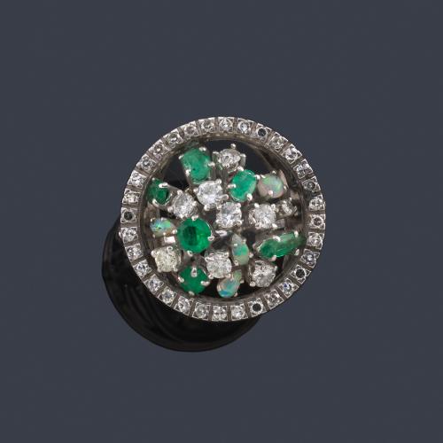  Anillo con centro con brillantes, esmeraldas y ópalos con orla de diamantes.