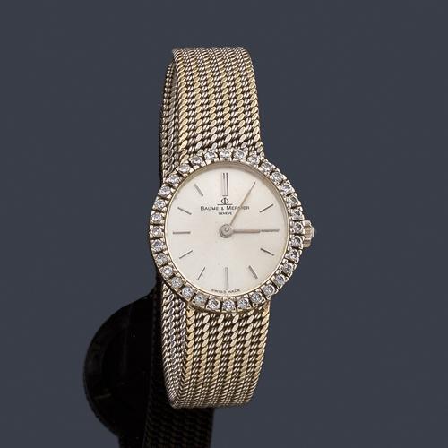  BAUME & MERCIER de señora con caja y brazalete en oro blanco de 18 K con orla de brillantes.