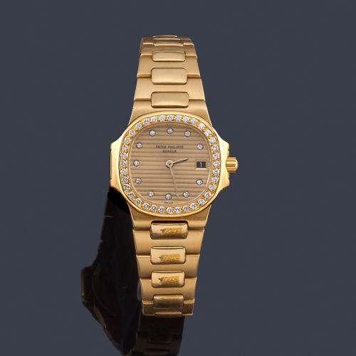 Lote 2586
PATEK PHILIPPE Nautilus Lady con caja y brazalete en oro amarillo de 18 K con orla de brillantes.