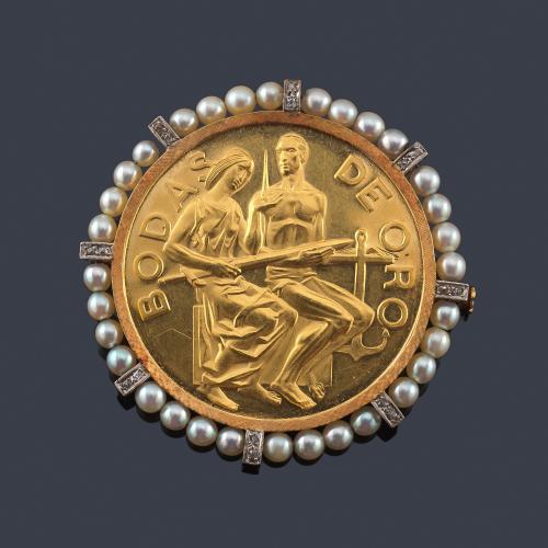  Broche colgante en oro de 18 K con medalla "Bodas de oro" en oro de 21 K. 