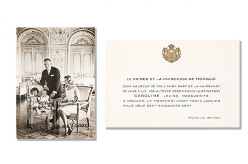  DOCUMENTACIÓN DE ÉPOCA - Invitación al bautizo de la princesa Carolina de Mónaco acompañada por nota manuscrita del Chambelán de palacio junto con una postal del Principado firmada por Rainiero de Mónaco y Grace Kelly