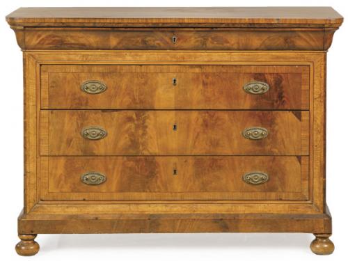 Lote 1013
Cómoda Carlos X en madera de caoba y palma de caoba, con el cajón superior insertado en el friso, debajo, tres cajones largos enmarcados por una ancha moldura. Francia, primera mitad S. XIX